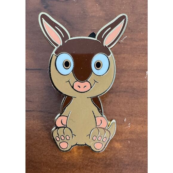 SEE PHOTOS Veefriends Road to Veecon Articulate Armadillo Green Ice Sticker+Pin - Picture 3 of 11